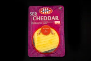 Tranches de fromage cheddar 300 g, produit à partir de lait pasteurisé. Parfait pour des plats au four, des pâtes ou des pizzas.