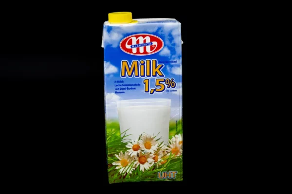 Le Lait UHT en bouteille de 1 litre, 1,5% de matière grasse. Pour une consommation directe ou en complément des soupes au lait, puddings, gâteaux, crêpes, café, thé, crêpes