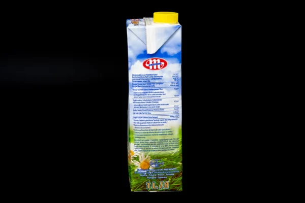 Le Lait UHT en bouteille de 1 litre, 1,5% de matière grasse. Pour une consommation directe ou en complément des soupes au lait, puddings, gâteaux, crêpes, café, thé, crêpes