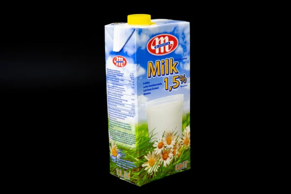 Le Lait UHT en bouteille de 1 litre, 1,5% de matière grasse. Pour une consommation directe ou en complément des soupes au lait, puddings, gâteaux, crêpes, café, thé, crêpes