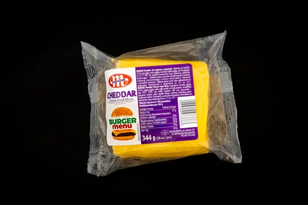 Cheddar en tranches BURGER 344g. Parfait pour les hamburgers, les pizzas, les casseroles et les plateaux de fromages. Sous l'influence de la température, il fond tout en restant crémeux et excellent en goût.